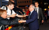 Courtois ký mỏi tay khi Navas lặng lẽ lướt qua CĐV Real Madrid
