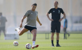 Allegri lặng lẽ mỉm cười ngắm Ronaldo tập luyện