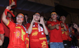 CĐV đội mưa, phủ kín sân Hàng Đẫy cổ vũ U23 Việt Nam