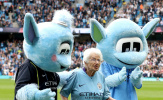 2 nhân vật bí ẩn 100 tuổi ra sân cùng Man City là ai?