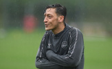 Ozil rét run người khi cơn mưa chợt đổ xuống sân tập Arsenal