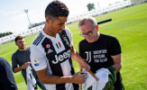 Mặc scandal tình ái, Ronaldo cực tươi chụp ảnh cùng Juventus 