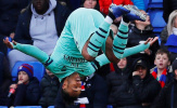 10 khoảnh khắc ấn tượng nhất vòng 10 Premier League: 'Cú Santo' của nhà Vua mới