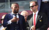 Đã rõ lý do Evra liên tục ngồi cạnh Ed Woodward trên khán đài