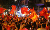 CĐV Hà Nội phủ kín phố đi bộ bằng sắc đỏ ăn mừng chiến thắng đội tuyển Việt Nam