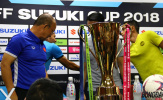 Khoảnh khắc thầy Park 'trộm nhìn' cúp vô địch AFF 2018