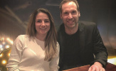 Petr Cech bảnh bao hộ tống đội nữ Arsenal đi ăn tối