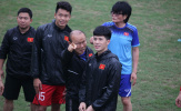 U23 Việt Nam vui vẻ tập luyện khi đón những vị khách đặc biệt từ Hàn Quốc