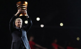 Arsene Wenger lần đầu nâng cúp sau 8 tháng rời Arsenal