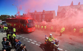 Chưa vô địch, fan Liverpool đã thả bom khói đỏ trời