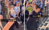 Nóng! Fan Man City tấn công Gary Neville trong ngày PL hạ màn