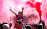 CĐV Liverpool nhuộm đỏ Anfield và những khoảnh khắc đẹp nhất ngày hạ màn Ngoại hạng Anh