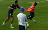 SỐC: Neymar cay cú, vật ngã thô bạo đàn em 19 tuổi xuống sân