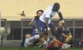Khủng khiếp! Cầu thủ Tottenham tiếp tục bỏ bóng đá người Man Utd
