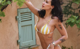 Con gái huyền thoại Chelsea đốt mắt đấng mày râu với bikini
