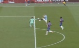 Henderson thoát thẻ đỏ, Rooney chỉ trích VAR sai lầm