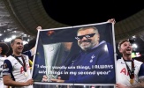 Spurs vô địch, cầu thủ giương biểu ngữ tri ân Postecoglou