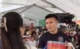 Chu Thanh Huyền lặng lẽ ghi điểm khi Quang Hải được fan xin chữ ký