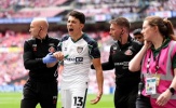 Đội trưởng Sunderland rời sân trong nước mắt, trở lại ăn mừng phút cuối