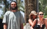Andy Carroll xõa tóc phong trần, tay trong tay với bạn gái ở Ibiza