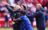 Maresca nhảy ăn mừng với Reece James sau trận thắng đưa Chelsea trở lại C1