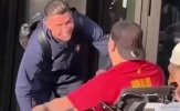 Phản ứng của Cristiano Ronaldo khi bị fan ngồi xe lăn vô tình va phải