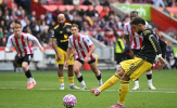 Bruno Fernandes sút hỏng penalty, Man United gục ngã trước Brentford