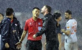 HLV Kewell lo ngại an toàn, đề nghị dừng trận đấu