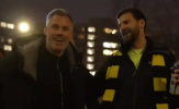 Carragher đi bộ cùng fan Dortmund đến Etihad, tạo nên khoảnh khắc hỗn loạn thú vị