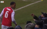 Gabriel nổi đóa khi bị CĐV Portsmouth động chạm