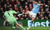 Fan Liverpool sỉ vả Alisson sau sai lầm trước Man City