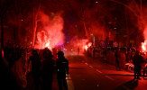Fan Barca đập vỡ kính xe buýt Atletico trong ngày bị loại