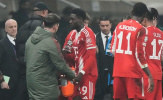 Alphonso Davies bật khóc rời sân trong ngày Bayern Munich đại thắng