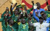 Thách thức CAF, Senegal mang cúp AFCON đến Paris diễu hành