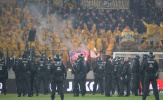 Ultras đốt cờ và ném pháo sáng làm loạn Bundesliga 2