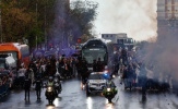 Fan khỏa thân náo loạn buổi đón xe bus của Real Madrid