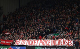 CĐV Liverpool gỡ bỏ cờ tại khán đài The Kop để phản đối tăng giá vé