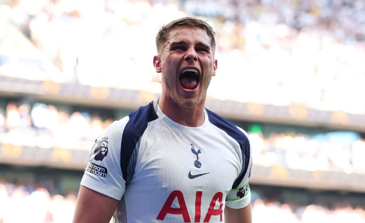 CHÍNH THỨC! Tottenham trói chân thành công Micky van de Ven