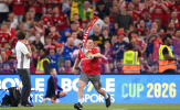 Trận MU và Leeds khép lại sớm do fan tràn xuống sân