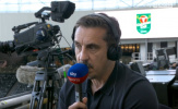 Gary Neville hối thúc Man Utd mua thêm hậu vệ sau trận thua sốc Hull City
