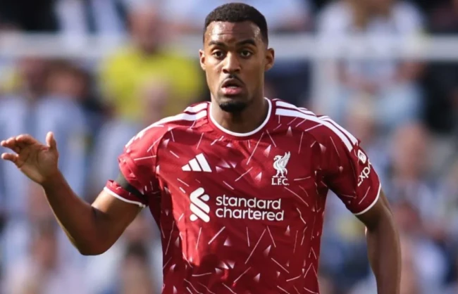 Iraola đang chơi canh bạc mạo hiểm với hàng tiền vệ Liverpool?