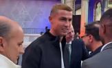 Ronaldo gây chú ý với biểu cảm lạ khi chạm mặt Chủ tịch FIFA Infantino