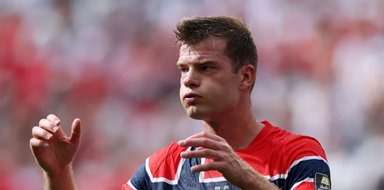 Tin đồn chuyển nhượng tối 29/8: MU được mời chào chiêu mộ Sorloth; Man City muốn có Gakpo