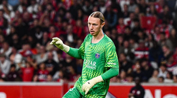 Va chạm mạnh vùng đầu, thủ môn PSG nằm gục xuống mặt cỏ