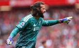 Alisson nổi điên đá thủng bảng trọng tài sau trận hòa của Liverpool