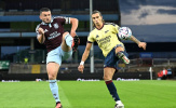 John McGinn thoát thẻ phạt sau cú sút trúng mặt Calafiori