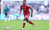 Gary Neville chê Ryan Gravenberch hay tàng hình trên sân