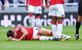 Maguire bị đau sau pha va chạm mạnh với cầu thủ Everton