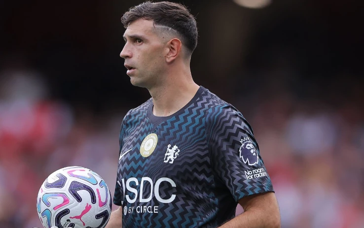 Carragher phân tích hạn chế của Emiliano Martinez trước Arsenal