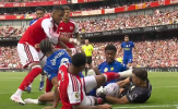 Gabriel thoát thẻ đỏ dù đá vào mặt Martinez tại Emirates
